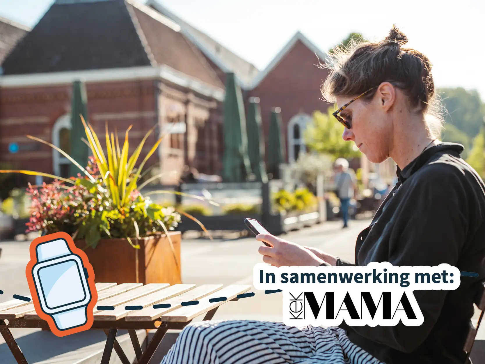Moeder kijkt in de one2track app om naar de locatie van een horloge te kijken