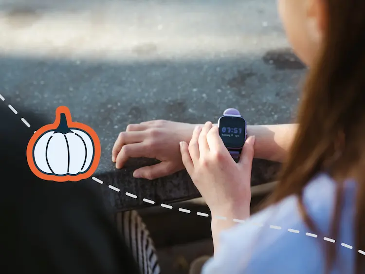 Kind met GPS-horloge tijdens Halloween op pad