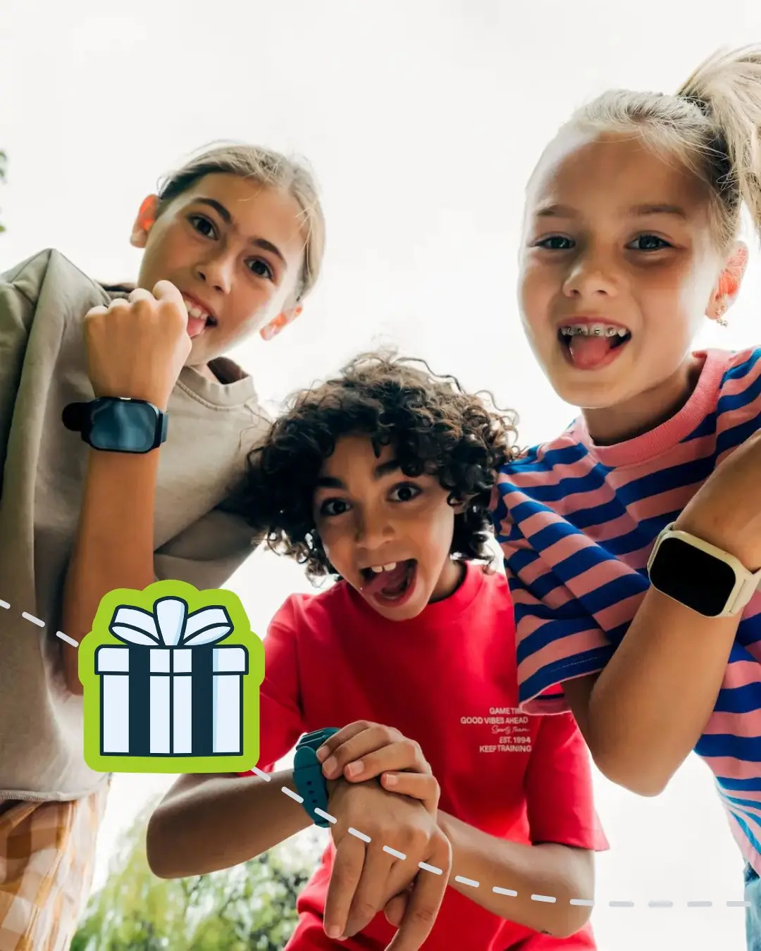drie kinderen laten op speelse wijze hun GPS-horloge zien