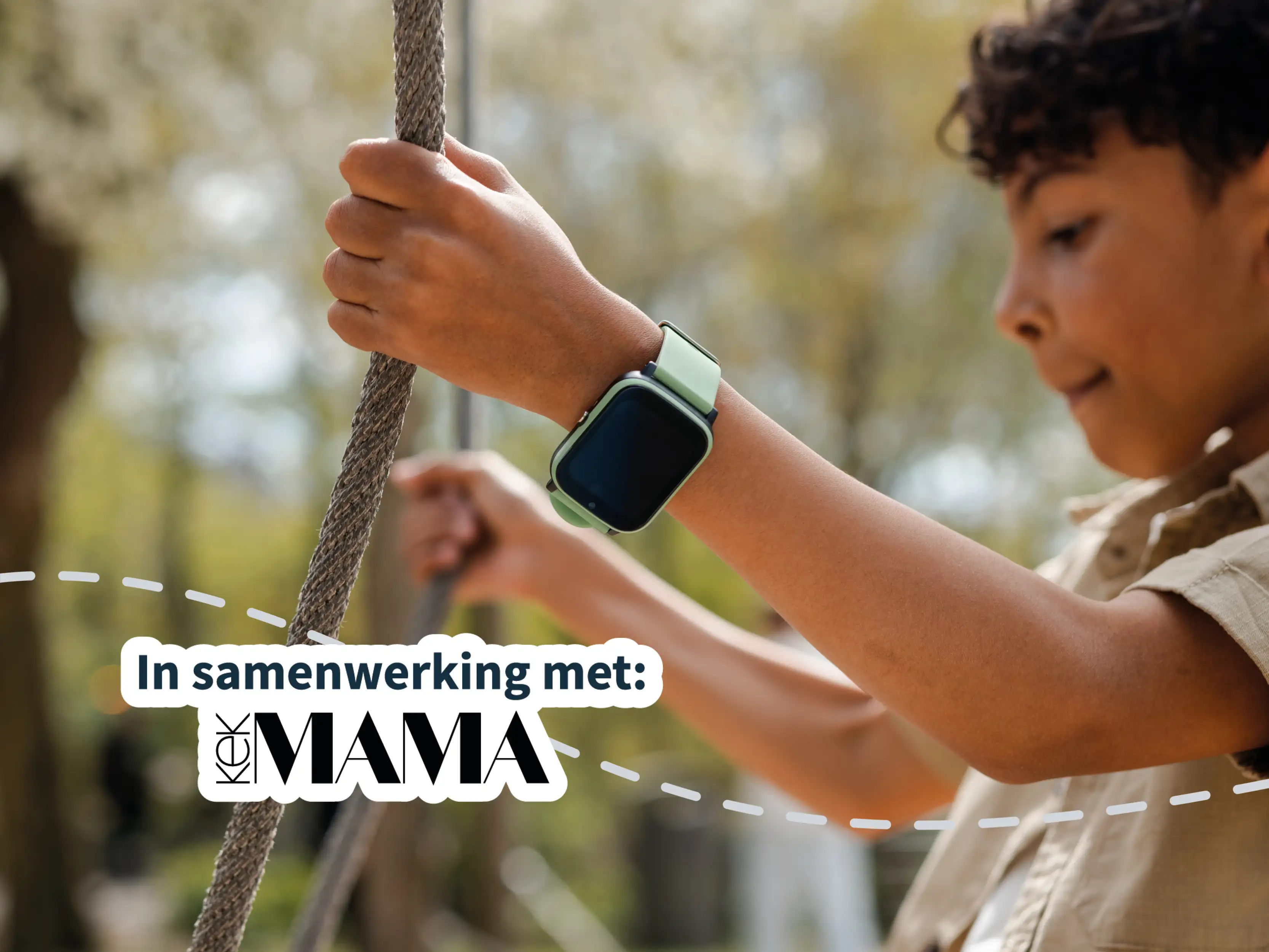 Kind met een GPS kinderhorloge speelt zelfstandig tijdens de zomervakantie terwijl ouders eenvoudig contact kunnen houden