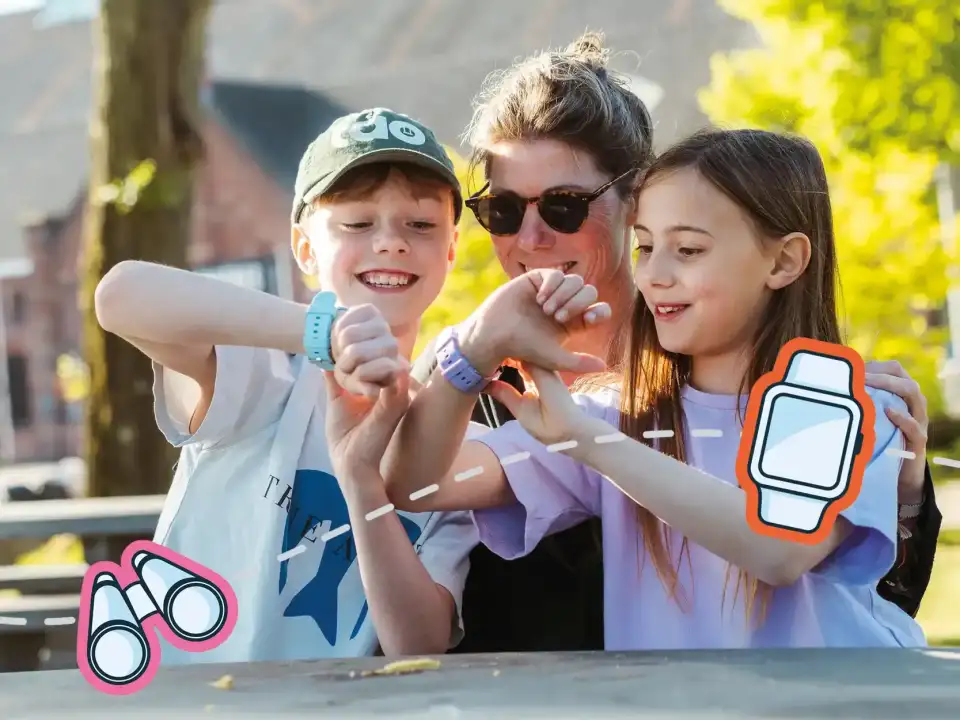 Moeder met kinderen gps horloge kind one2track