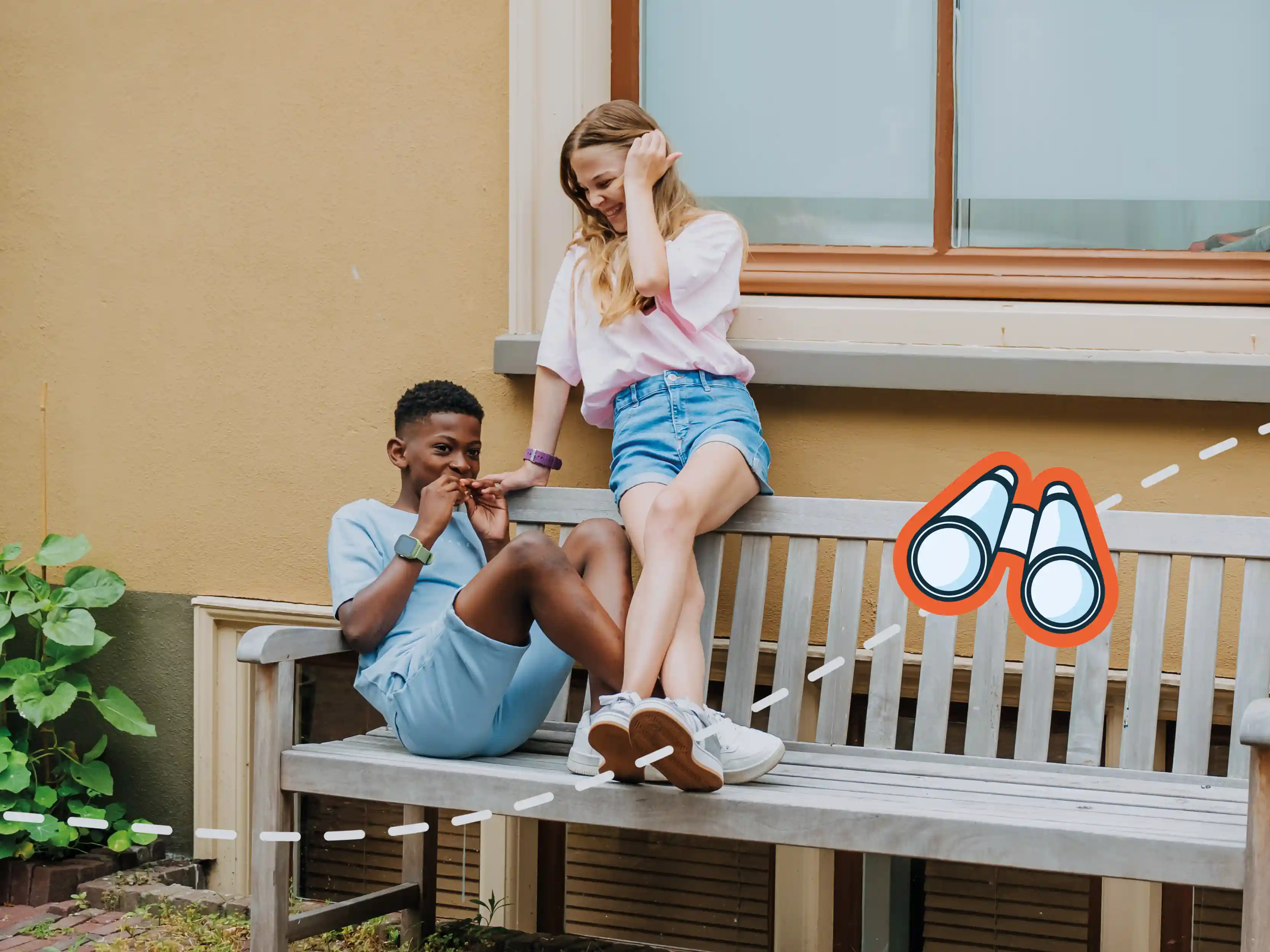 kinderen aan het spelen voor een huis op een bankje