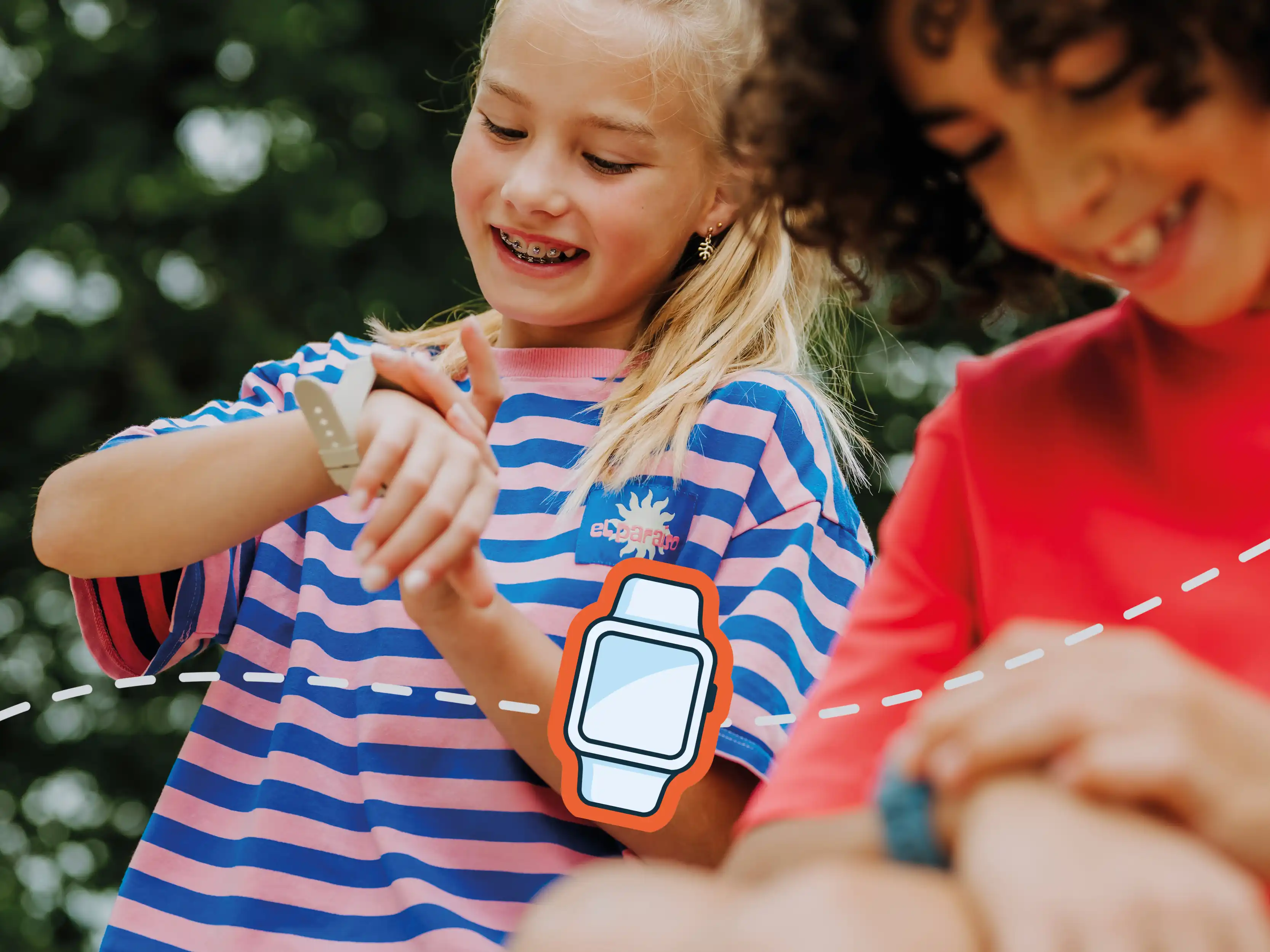 twee kinderen interacteren en lachen met een GPS-horloge van one2track