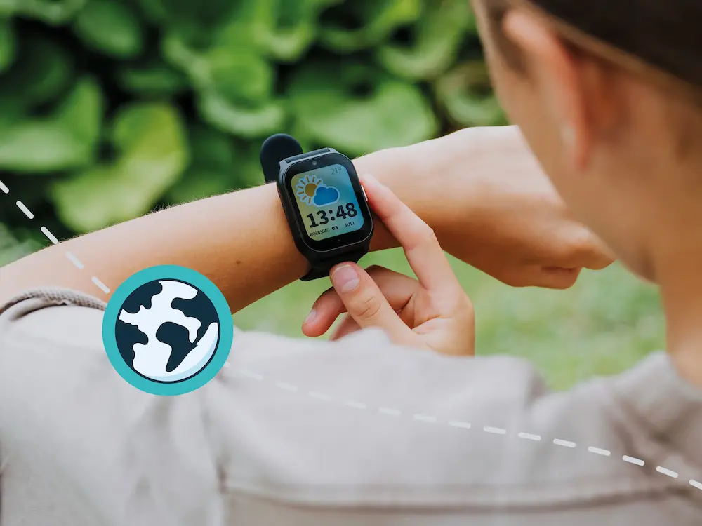 Kind kijkt de tijd op zijn GPS-horloge in de buitenlucht