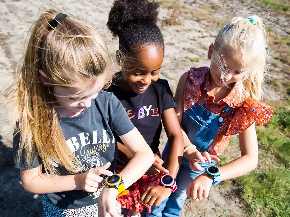 kinderen gebruiken het one2track gps-horloge
