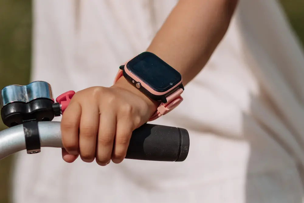 kind op de fiets met een one2track gps-horloge Connect Next