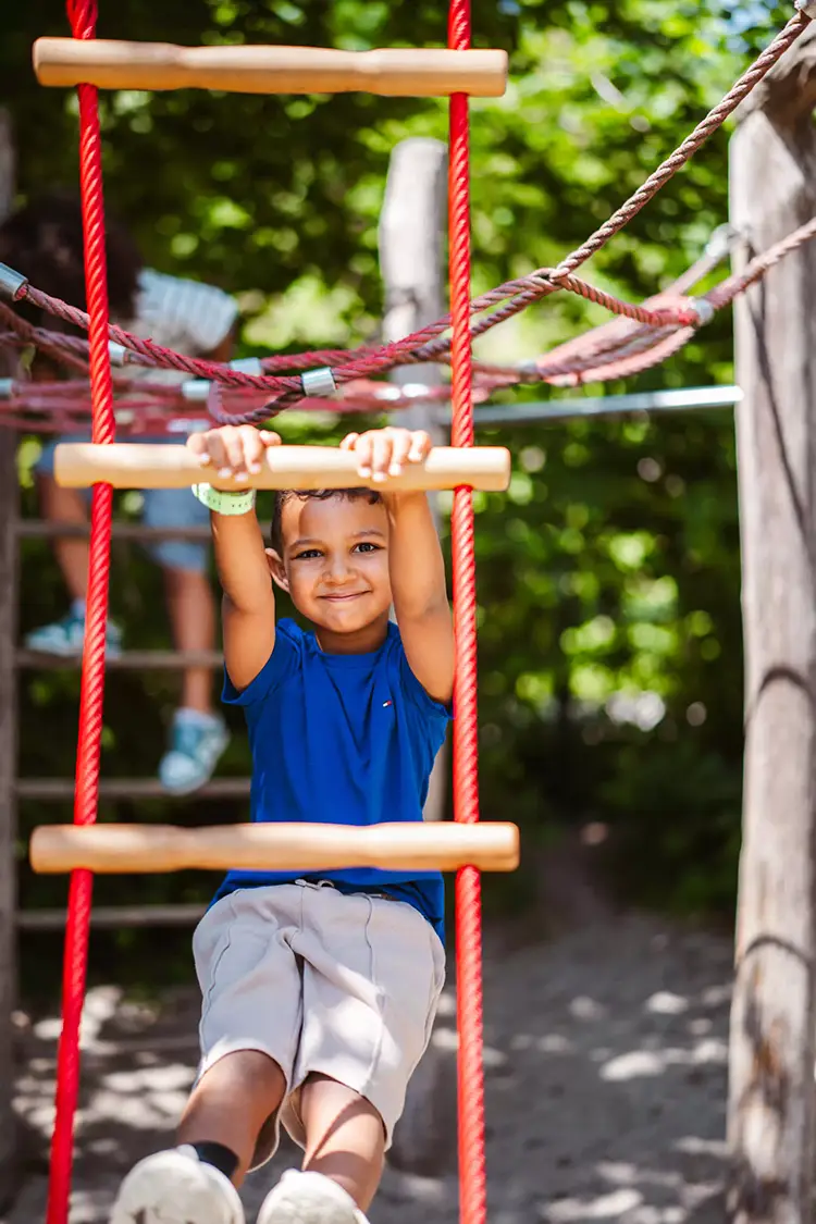 Jongen met one2track horloge bij ladder