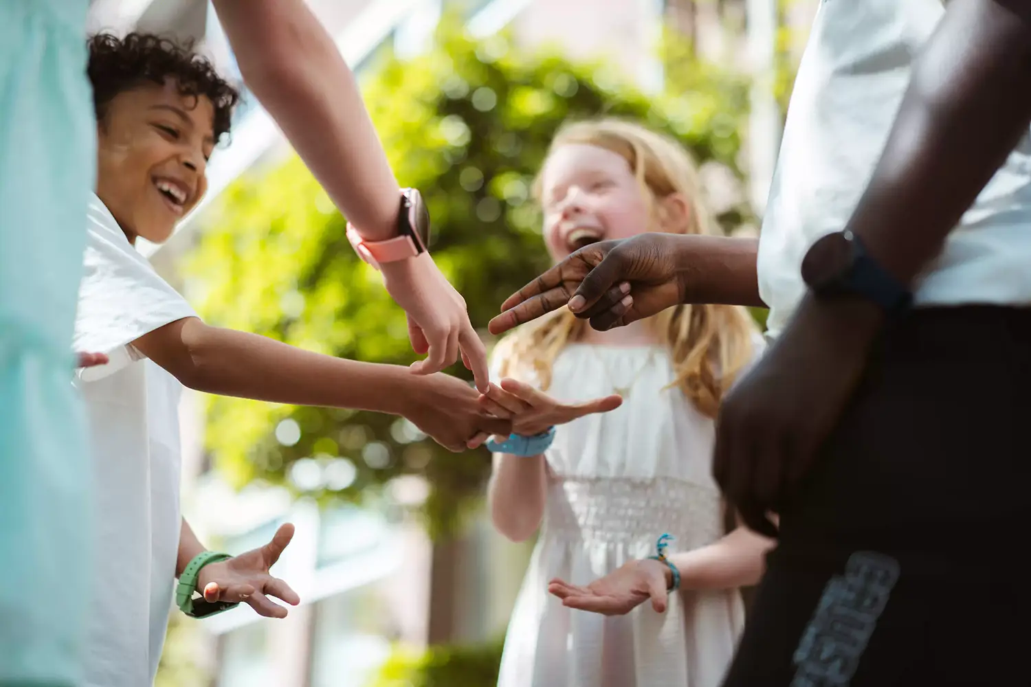 Kinderen in een cirkel met one2track horloge
