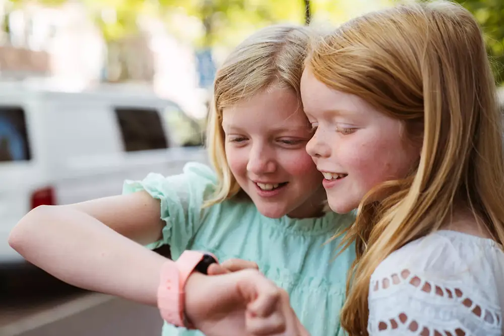 2 meisjes met one2track horloge