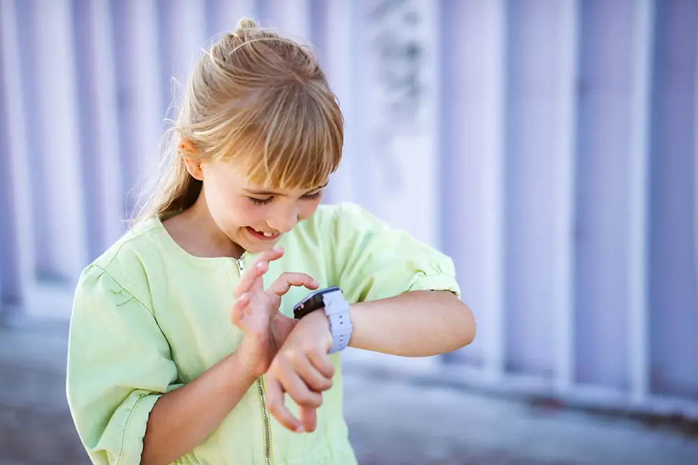 2 meisjes met one2track horloges naar school