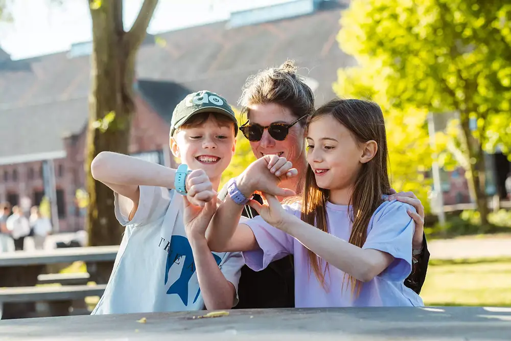 One2track moeder met kinderen gps horloges