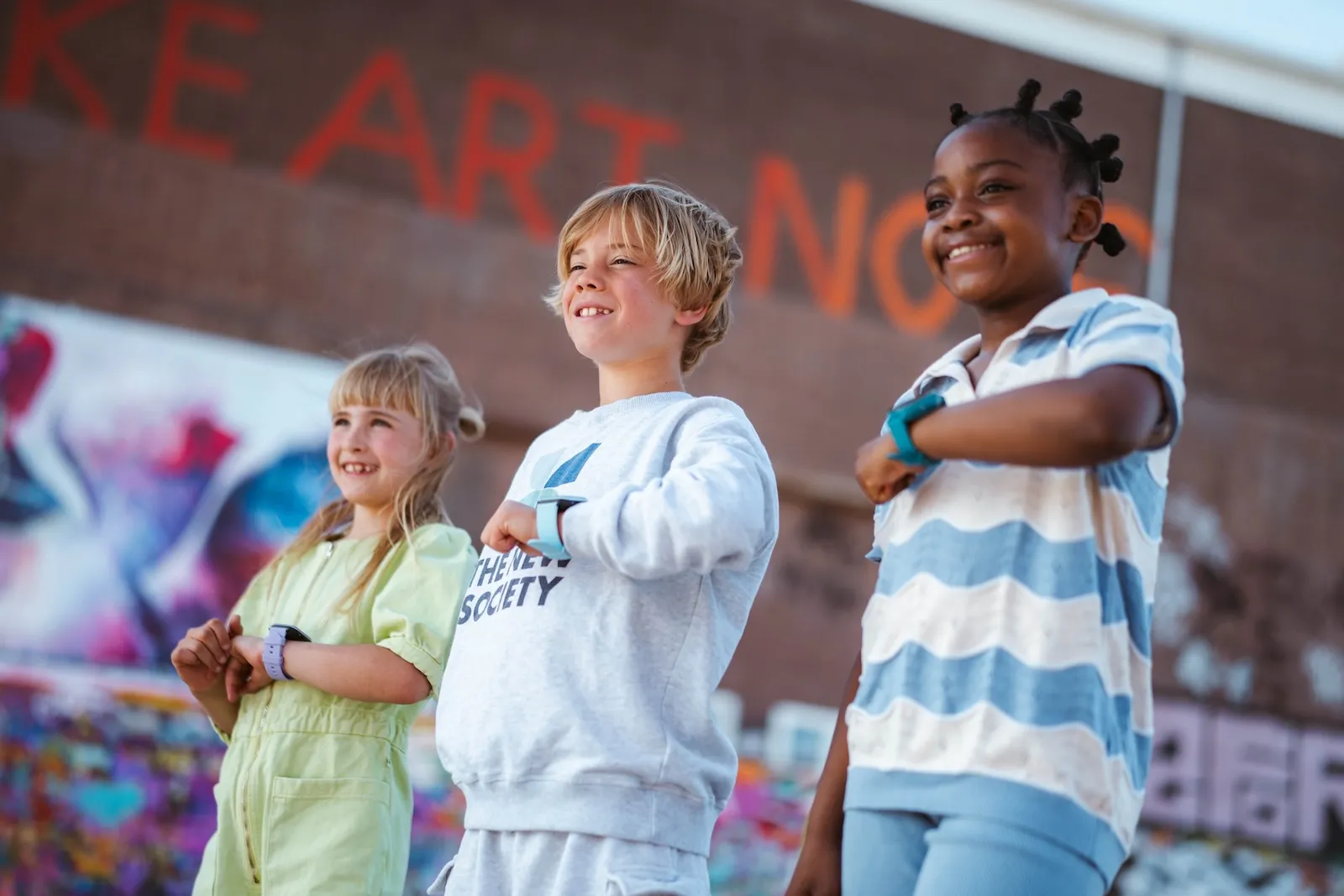 Kinderen op een rij met one2track GPS horloge