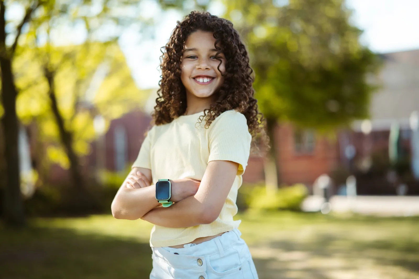 Blij meisje met one2track GPS horloge voor kinderen
