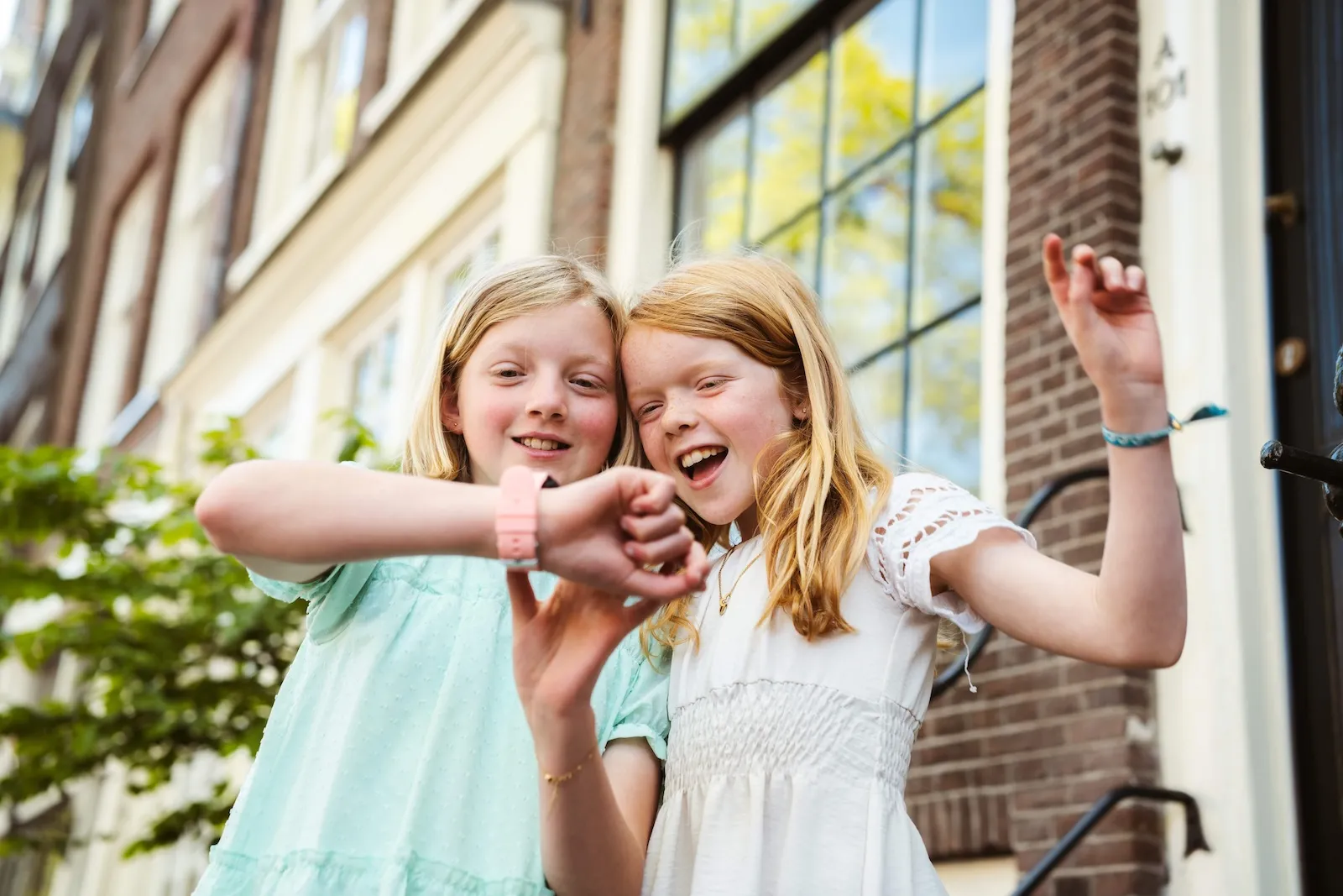 Blije meisjes met one2track horloge