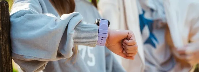 Kind kijkt op een gps kinderhorloge