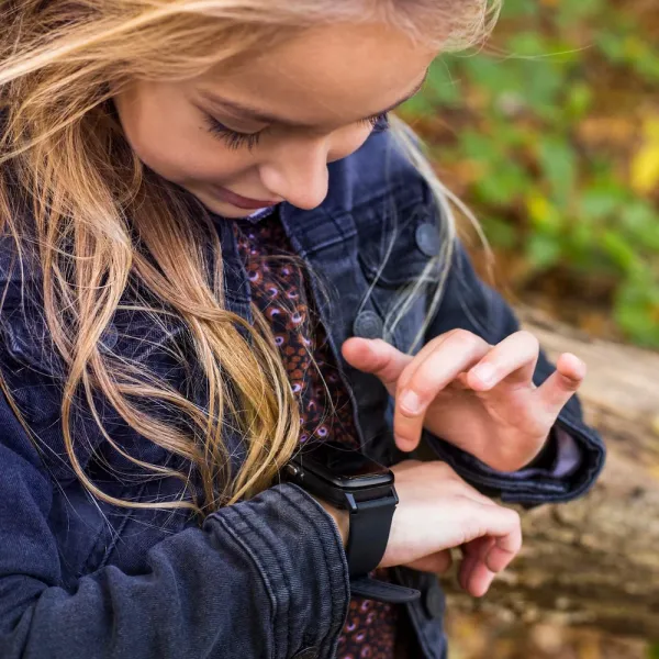 one2track-connect-up-gps-belhorloge-kind-zwart-toepassing